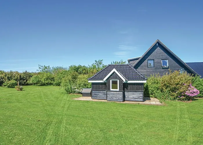 Three-bedroom In Holiday home *